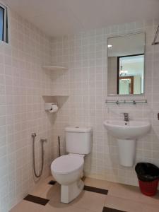 un baño con inodoro y lavabo en Aloka Seaview Apartment, en Batu Ferringhi 59 fotos más