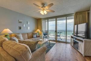 uma sala de estar com um sofá e uma televisão de ecrã plano em Fort Walton Beach Rental with Pool and Hot Tub Access em Fort Walton Beach