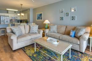 uma sala de estar com dois sofás e uma mesa de centro em Fort Walton Beach Rental with Pool and Hot Tub Access em Fort Walton Beach