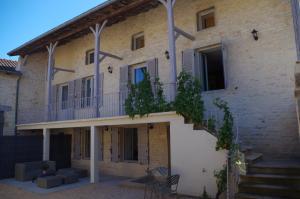 een huis met een balkon aan de zijkant bij Domaine Joseph Lafarge Wine Resort - Lady's House - La maison de Michelle in Lugny