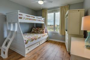 um quarto para crianças com um beliche e uma janela em Fort Walton Beach Rental with Pool and Hot Tub Access em Fort Walton Beach