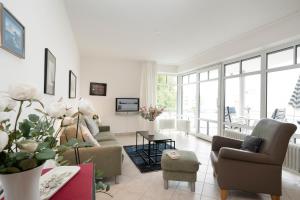 Sala de estar con 2 sofás y mesa en Villa am Hang Wohnung 11 en Grömitz