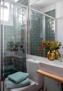 y baño con ducha, aseo y lavamanos. en Villa Bonita en Alicante., en Elche