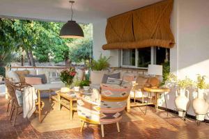 a living room with a couch and a table and chairs at Villa bonita en Alicante con piscina in Elche