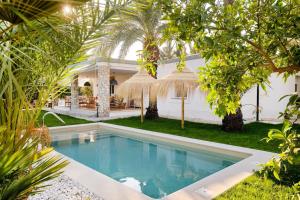 a swimming pool in front of a house at Villa Bonita en Alicante. in Elche
