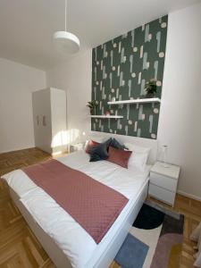 - une chambre avec un grand lit blanc dans l'établissement Birdie6, à Budapest