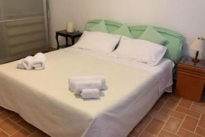 1 dormitorio con 1 cama con toallas en TorrediLuna - MoonTower, 