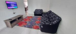 sala de estar con sofá y silla en HDA Homestay Alor Setar Untuk Muslim Sahaja, en Alor Setar