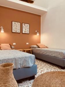 ライグエーリアにあるCasa la meridianaのベッドルーム1室(ベッド2台、椅子付)