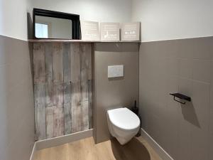 HillionにあるAu Colombierのバスルーム(白いトイレ、鏡付)