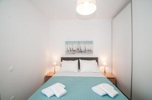 een slaapkamer met een bed met twee handdoeken erop bij Anesis Town Apartments in Rhodos-stad