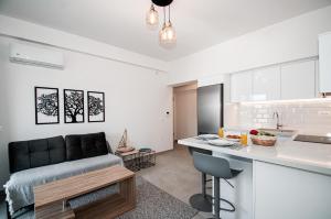 een keuken en een woonkamer met een bank en een aanrecht bij Anesis Town Apartments in Rhodos-stad
