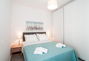 een slaapkamer met een bed met twee handdoeken erop bij Anesis Town Apartments in Rhodos-stad +48 foto's