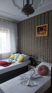 sypialnia z 2 łóżkami i oknem w obiekcie хостел w Poznaniu