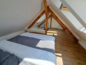 1 dormitorio con 1 cama en el ático en PIASTA STREET APARTMENT, en Wałbrzych