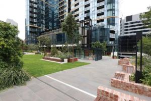 a park in a city with benches and buildings at Modern 2BR nr Yara river, city view, Free parking in Melbourne