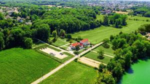 - une vue aérienne sur un grand domaine avec une grande maison dans l'établissement La Coudraie - Proche de Disneyland, à Montévrain