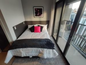 una camera con letto e cuscino rosa di Studio de cobertura perto da av. Paulista a San Paolo