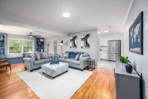 ein Wohnzimmer mit zwei Sofas und einem Tisch in der Unterkunft Pet Friendly Cozy 3BRM fully Fenced yard in Durham