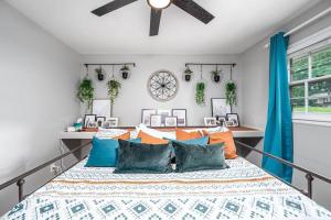 Schlafzimmer mit einem großen Bett und blauen Vorhängen in der Unterkunft Pet Friendly Cozy 3BRM fully Fenced yard in Durham