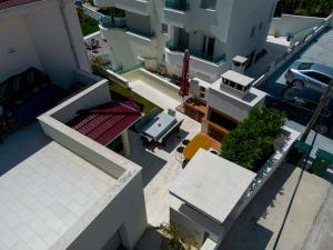 Cette chambre dispose d'un balcon et offre une vue sur une maison. dans l'établissement Vila Maričić, à Sveti Petar