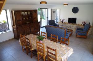 La maison d'Henriette في Lugny: غرفة طعام مع طاولة وكراسي