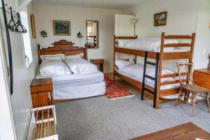 een slaapkamer met 2 stapelbedden en een bureau bij Sanns villa in Lillehammer