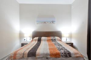 Rúm í herbergi á Marbella Holiday Apartments - Seafront - Wifi