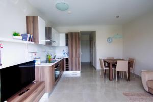 Eldhús eða eldhúskrókur á Marbella Holiday Apartments - Seafront - Wifi