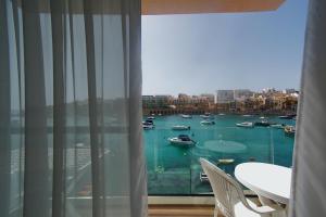 Svalir eða verönd á Marbella Holiday Apartments - Seafront - Wifi