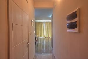 Sjónvarps- og/eða afþreyingartæki á Marbella Holiday Apartments - Seafront - Wifi