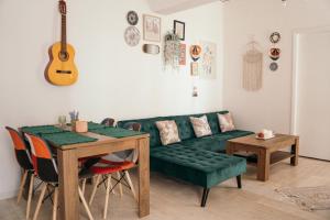 sala de estar con sofá verde y mesa en Villager's Art Apartment, en Paradeísion