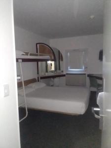 金伯利的住宿－SUN1 Kimberley，客房设有两张双层床和一张书桌。