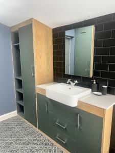 ein Bad mit einem Waschbecken und einem Spiegel in der Unterkunft River View in Keynsham