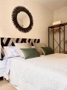 Schlafzimmer mit einem Bett und einem Spiegel an der Wand in der Unterkunft KALA apartamentua Parking gratuito cercano in Bermeo