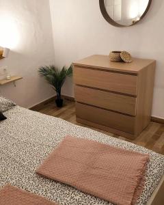 sypialnia z komodą i łóżkiem z lustrem w obiekcie Villa MIA 2.0 w mieście Giniginámar