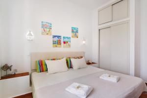 - une chambre avec un lit et 2 serviettes dans l'établissement Typical Algarve Almargem 75, à Conceição