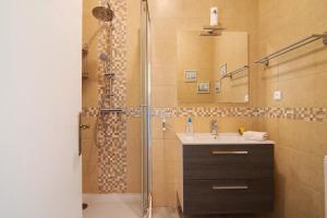 un baño con lavabo y ducha en Typical Algarve Almargem 75, en Conceição 15 fotos más