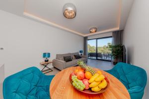 a bowl of fruit on a table in a living room at Apartman SeaSide 8 in Banjole