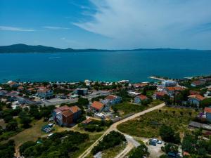 une vue aérienne sur une petite ville au bord de l'eau dans l'établissement Vila Maričić, à Sveti Petar