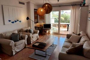 Sala de estar con 2 sofás y mesa en Apartamento con vistas al mar, en Altea