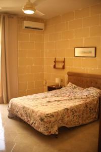 Postel nebo postele na pokoji v ubytování Entire apartment with Ramla Bay view (Gozo, Malta)