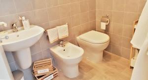 uma casa de banho com um WC e um lavatório em Affittimoderni Castelsardo Smeralda CSSM16 em Castelsardo