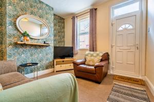 a living room with a chair and a mirror at Finest Retreats - George Street in Grantham