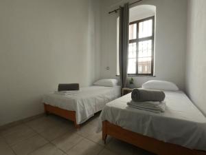 Ein Bett oder Betten in einem Zimmer der Unterkunft Rhodes Youth Hostel