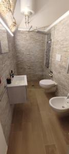 uma casa de banho com 2 lavatórios e 2 WC em Le case di Roberto em Gioia del Colle