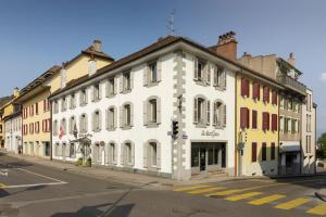 a white building on the side of a street at Hôtel de l'Ange in Nyon