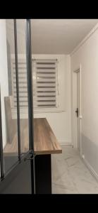 メゾン・アルフォールにある2pièces meublé Proche Paris et métroの窓付きの部屋の木製テーブル