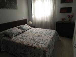 Tempat tidur dalam kamar di Apartamento Casa Labaro, junto al Parque de Cabárceno