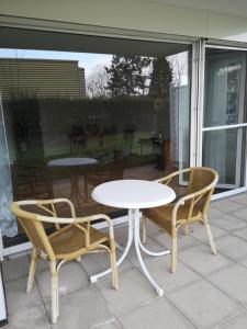 2 sillas y una mesa blanca y sillas en un patio en Helene, en Bad Säckingen